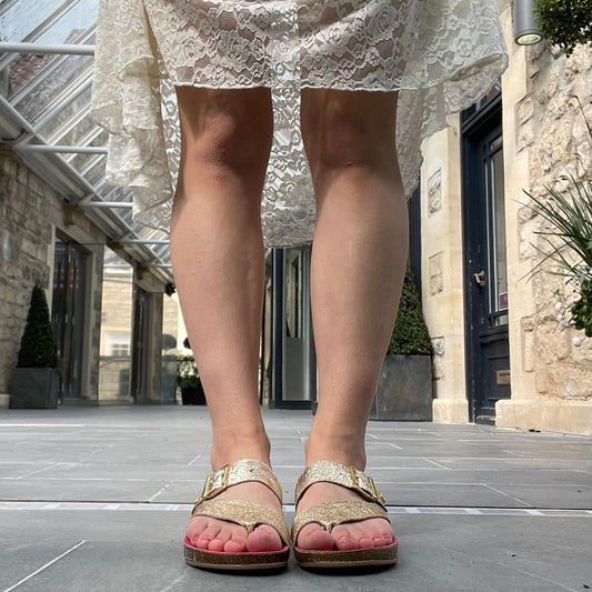 Je Suis - Two Golds flat toe post sandal - Chanii B