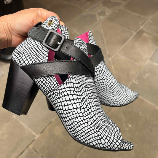 Batton - Black and White shoe boot - Chanii B