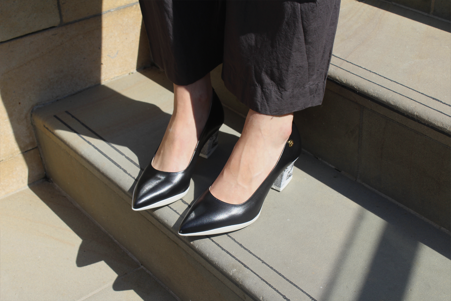 Lu Lu - Black leather with newsprint pointed low heel - Chanii B