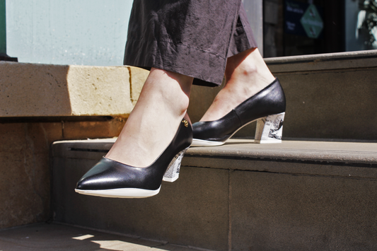 Lu Lu - Black leather with newsprint pointed low heel - Chanii B