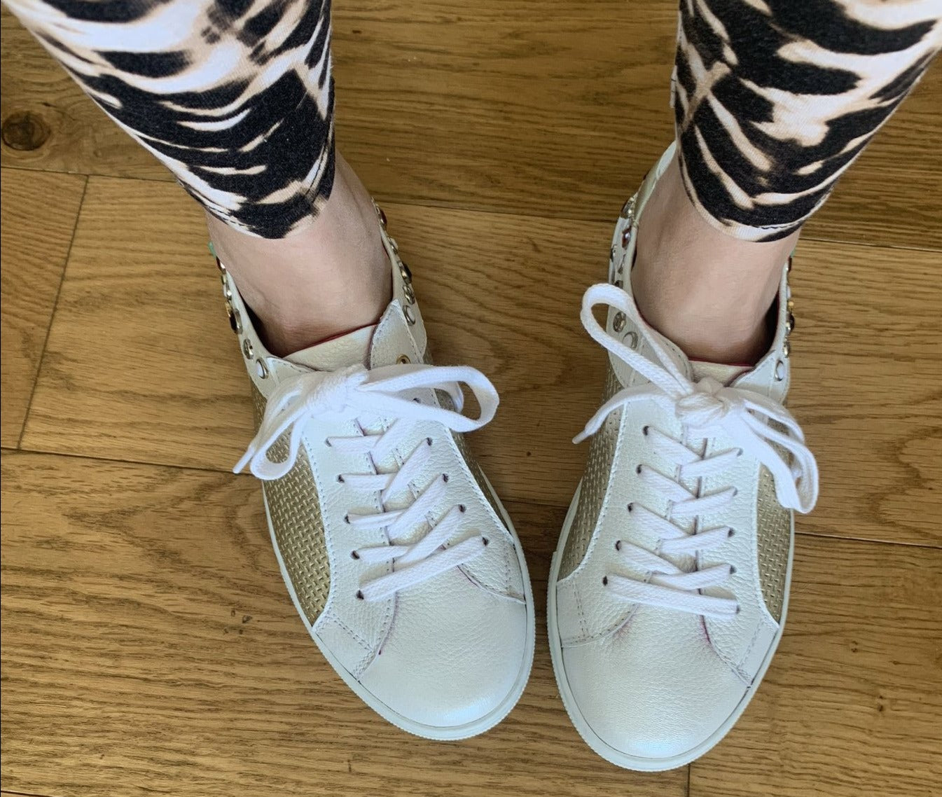 Suisse - White/Gold Sneakers - Chanii B