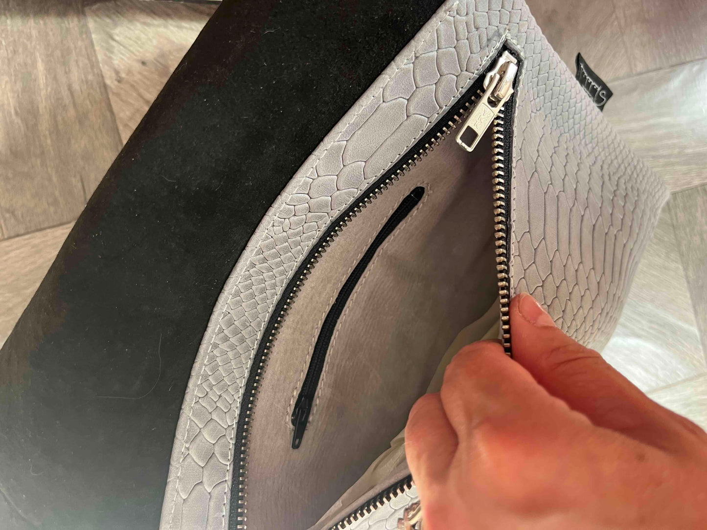 Vino-MS leather- Black and grey small messenger bag