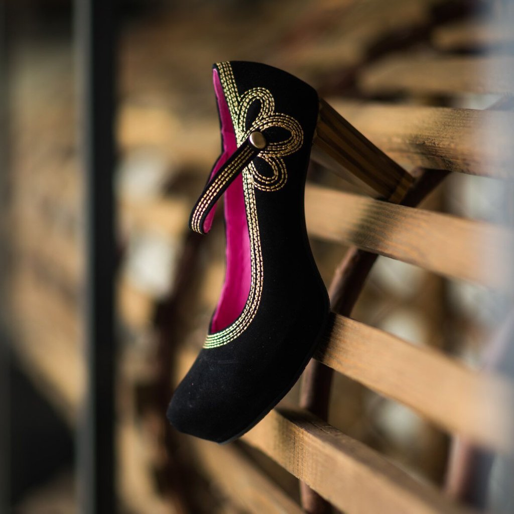 Cognac - Black/Gold strap heel